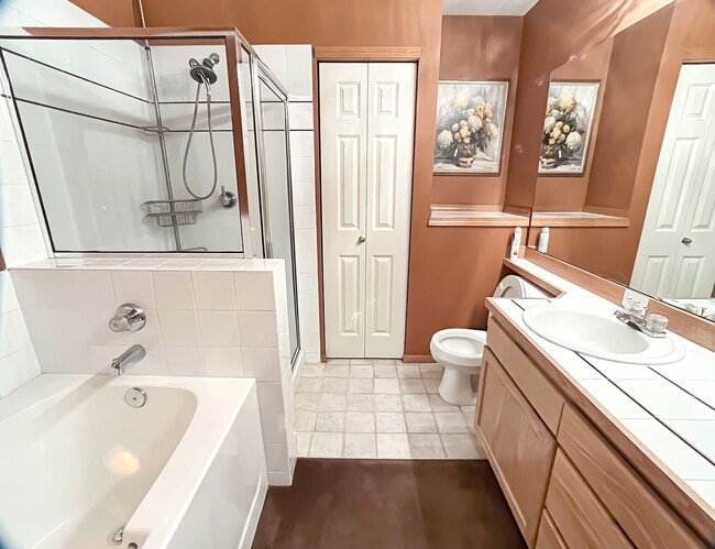Building Photo - 3 bed/2bath Spacious Home with Soaring Ceilings and Main-Level Primary Suite