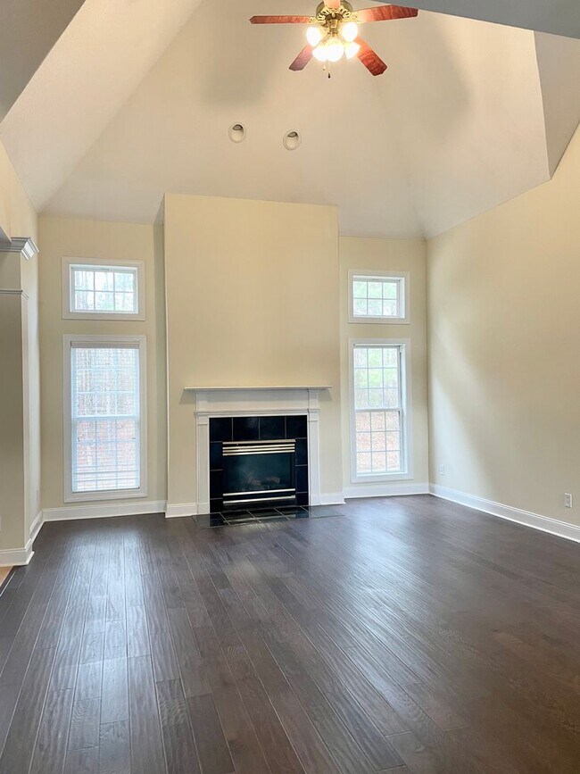 Building Photo - Large Home Settled on Culd-e-sac