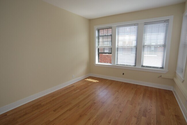 Building Photo - 4422 N Wolcott Ave