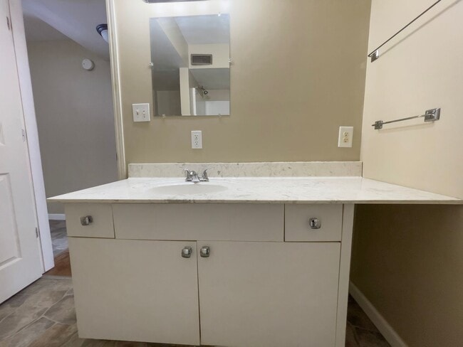 Building Photo - Cozy 2 Bedroom Home! Washer & Dryer Hookups! Large Deck! Spacious Yard!