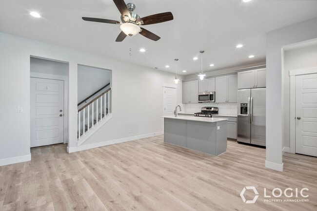 Building Photo - Beautiful Townhome in Amazing Location.