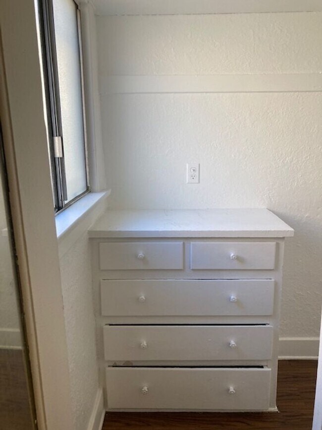 Building Photo - *****BEAUTIFUL STUDIO UNIT IN DOWNTOWN LB***