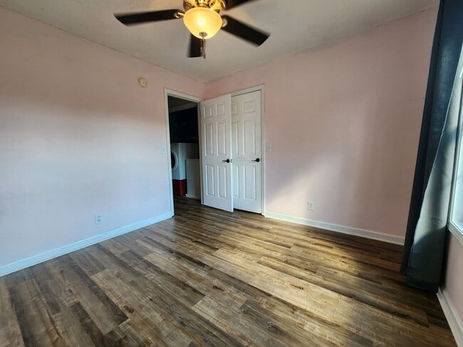 Building Photo - 1680 Barrywood Cir E