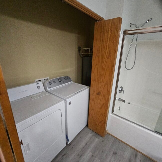 Building Photo - 16925 Stonewall Dr