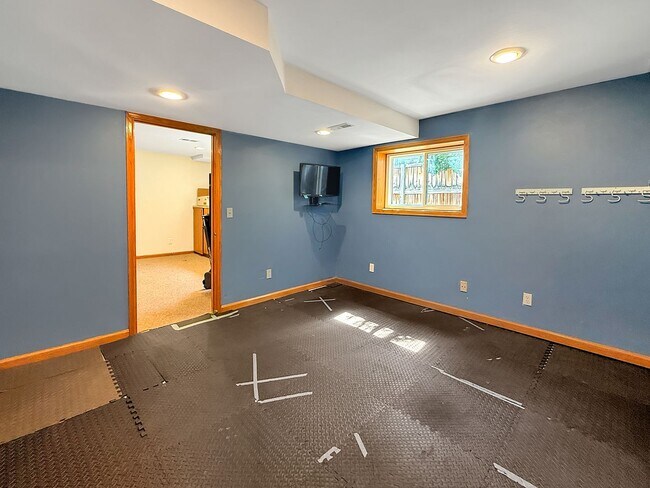 Building Photo - $0 DEPOSIT OPTION. SPACIOUS 4-BEDROOM CENT...