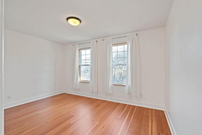 Building Photo - Beautiful 3-bdrm/2.5-bath contemporary craft home w/ lots of character. A/C, fireplace, fenced ba...