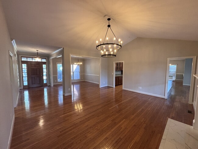 Building Photo - 420 Lake Forest Dr SE