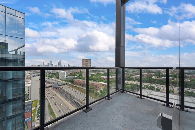 Building Photo - 1128 W Van Buren St