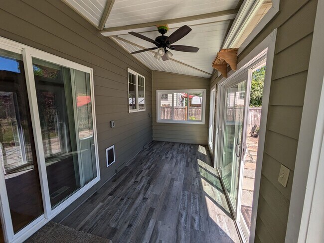 Building Photo - 404 Wallace St