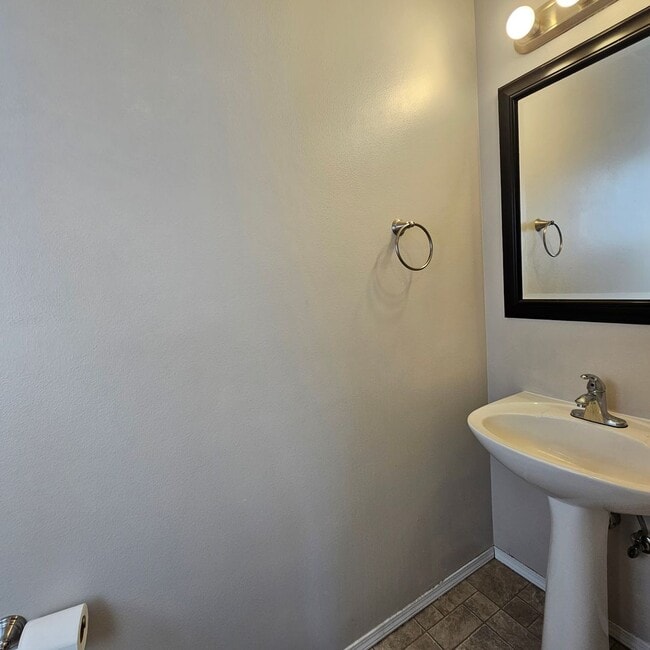 Building Photo - Beautiful Home with Mt. Rainier Views – Close to PSNS & Ferries