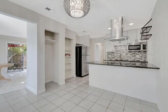 Building Photo - 309 NE 7th Ave