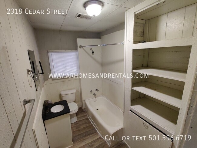 Building Photo - 2318 Cedar Street | $725 | 2 beds, 1 full ...