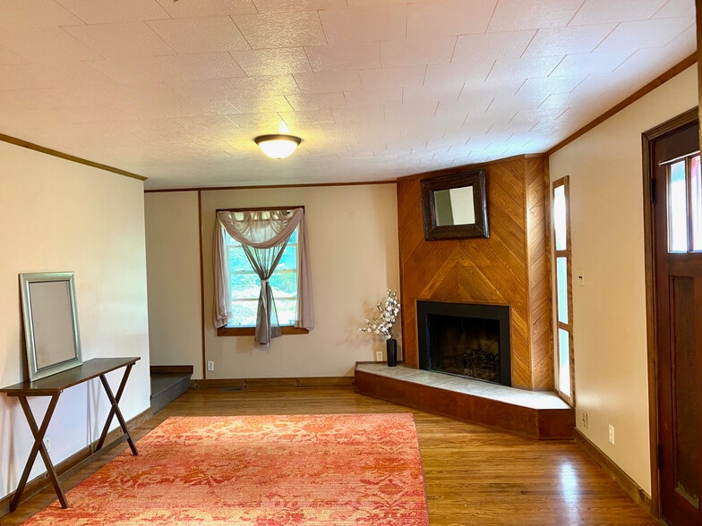 Building Photo - 608 S Webber St