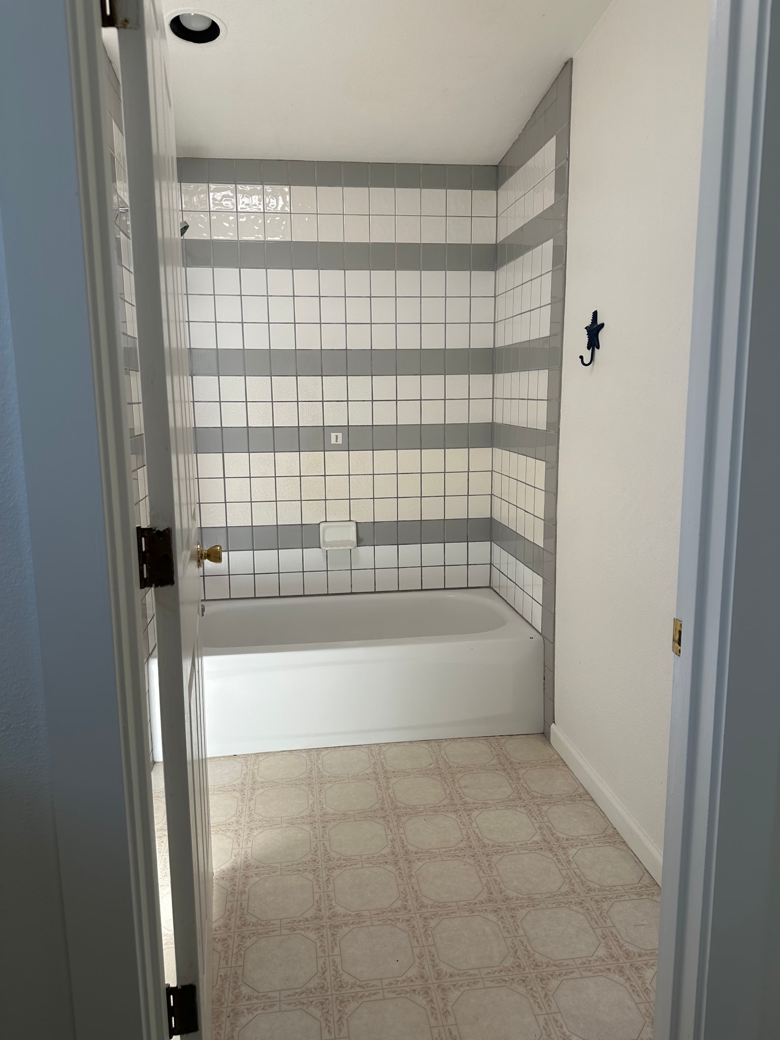 Upstairs bathroom - 681 37th Ave