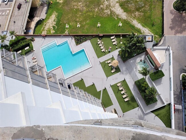 Building Photo - 350 S Miami Ave