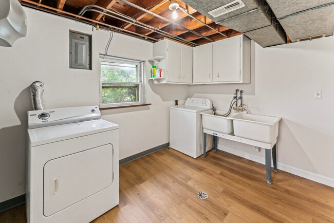 Building Photo - 427 Gilbert Dr