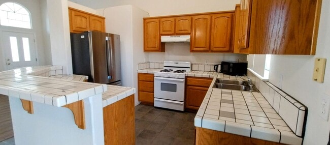 Building Photo - A 3 Bedroom 2 Bath Home in Indian Cover Ne...