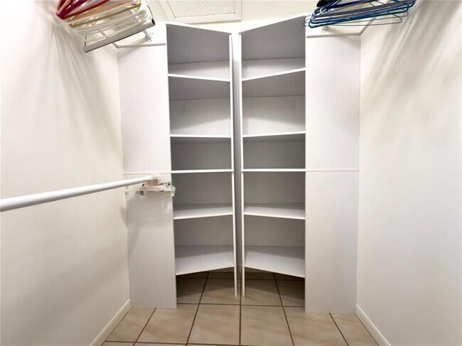 Building Photo - 301 Knotty Pine Cir