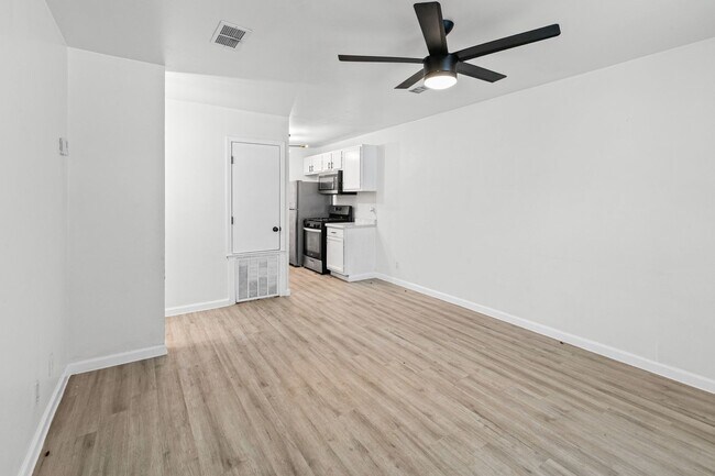 Building Photo - 3038 Weir Ave