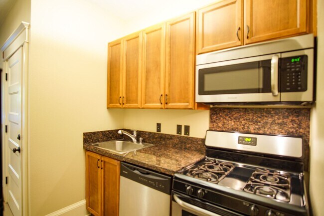 Building Photo - Historic Building-Beautifully Renovated 1-Bedroom Close-in SE!