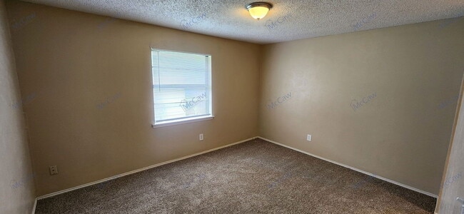 Building Photo - 2204 Oak Hill Dr