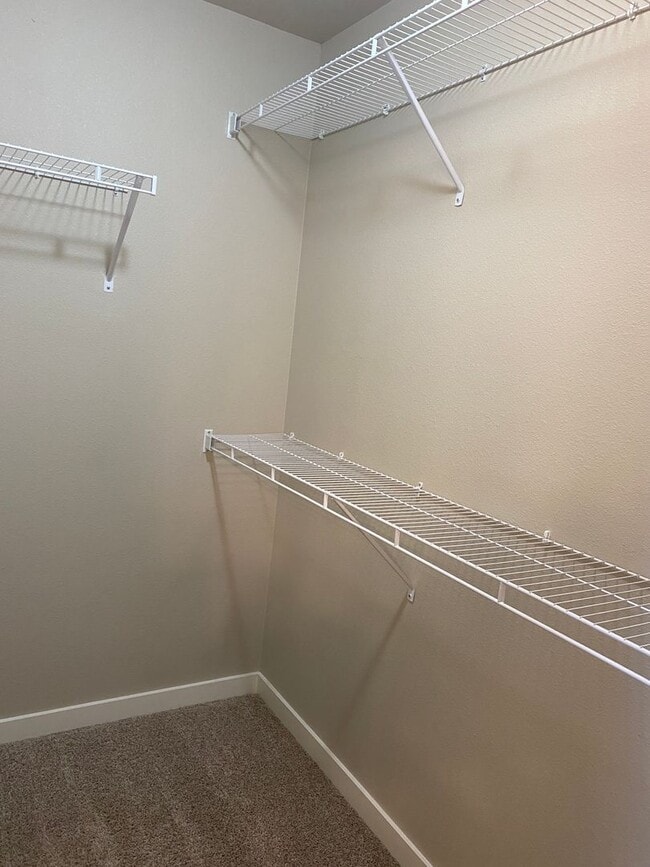 Building Photo - Oakview 3 Bedroom Beauty w/huge Bonus Room!