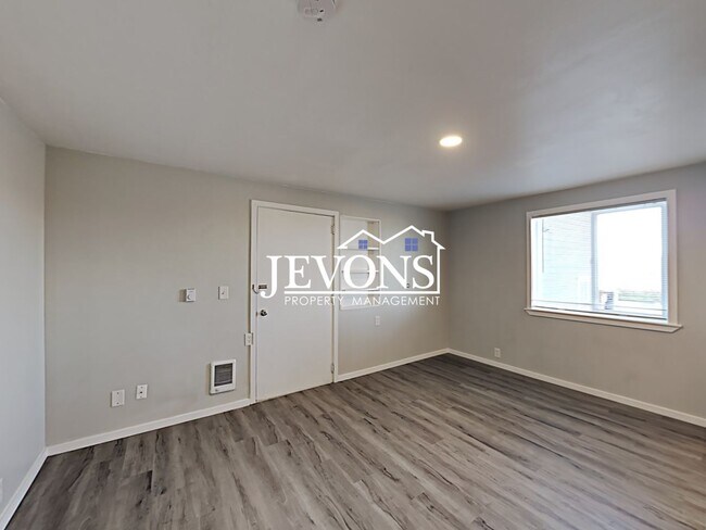 Building Photo - 3303 S Ainsworth Ave