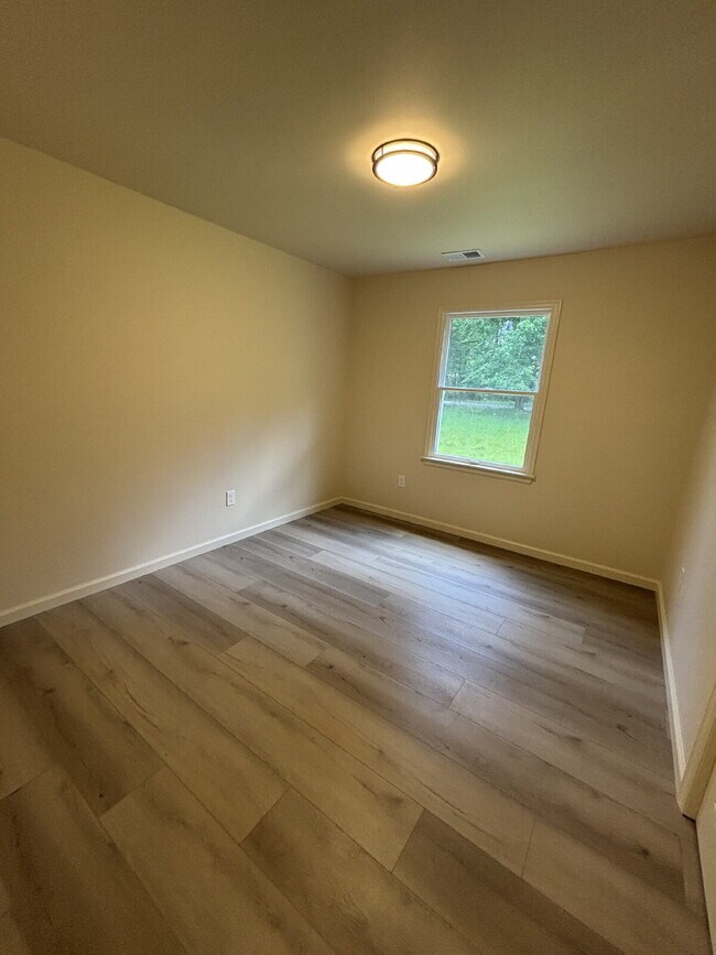 Building Photo - Newly renovated 2 Bedroom home!