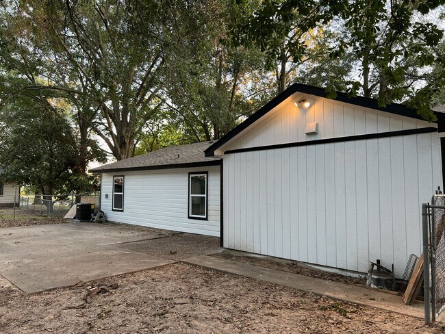 Building Photo - ***Pre-Marketing*** Remodeled 3-Bedroom Ho...