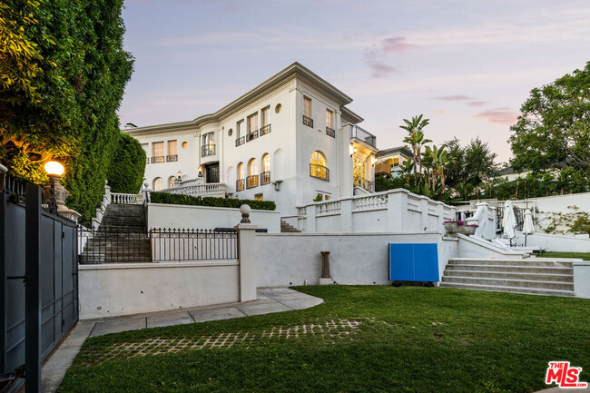 Building Photo - 6533 Cahuenga Terrace