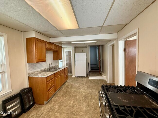 Building Photo - 13 School St