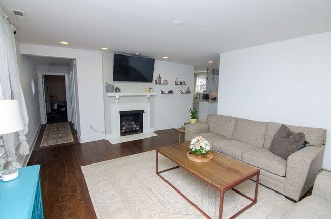 Building Photo - Beautiful home in Hillsboro Village