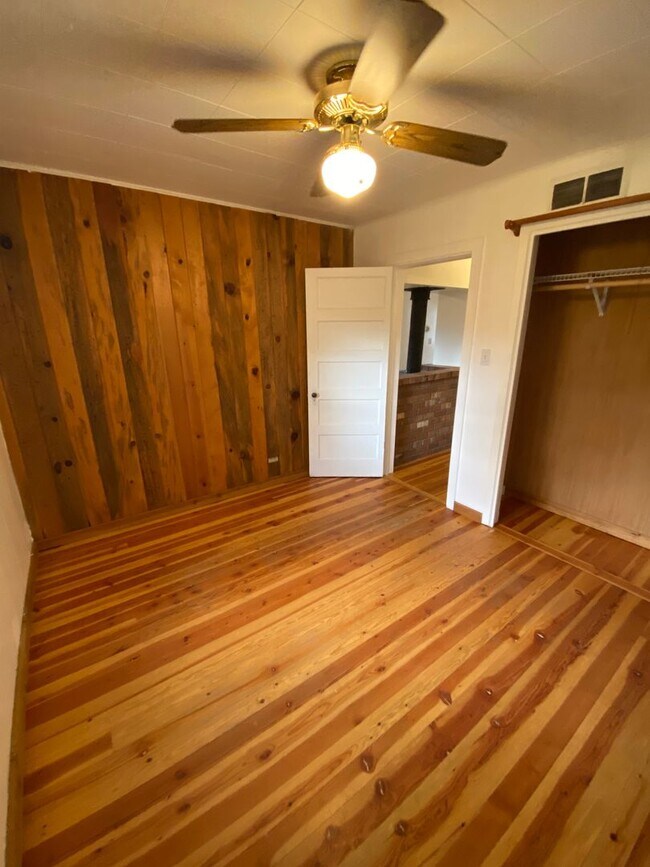 Building Photo - 716 NE Quimby Ave