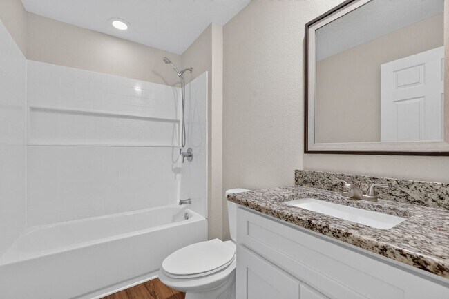 Building Photo - 2/2 Duplex in Umatilla w/ Private Fenced Yard & Dual Screened Patios!