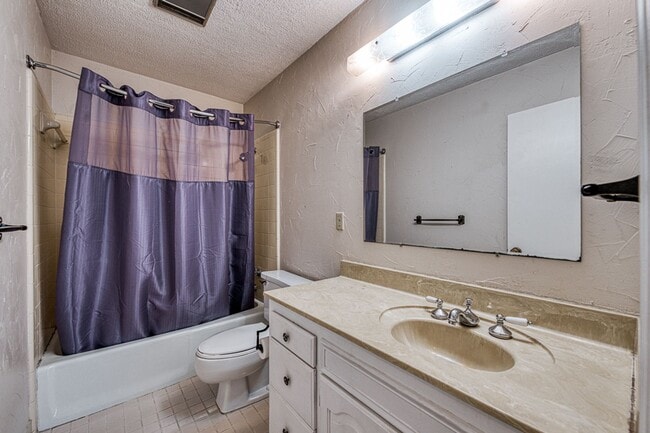 Building Photo - Spacious Home for Rent!