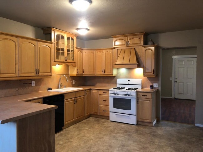 Building Photo - 7902 Clinton Ave