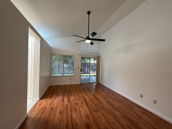 Building Photo - 749 Oak Brook Dr