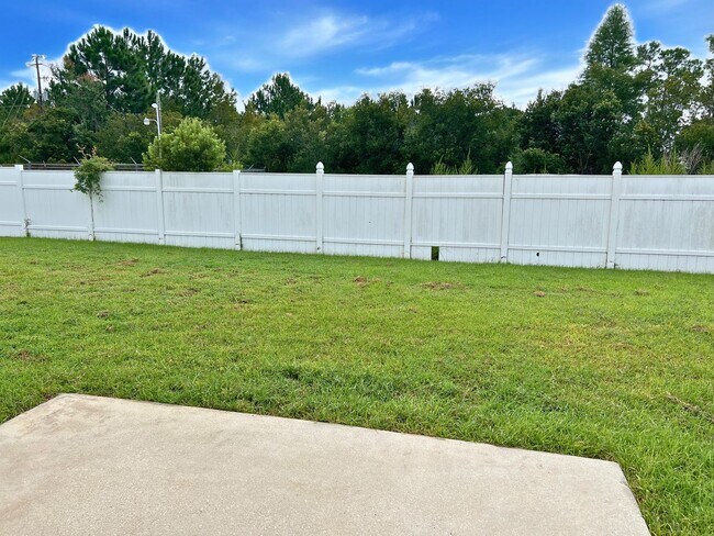 Building Photo - 3/2 centrally located!!