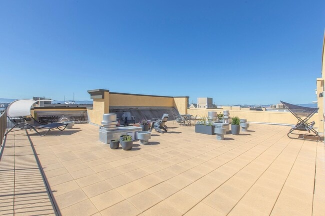 Building Photo - Great natural light in a large condo near ...