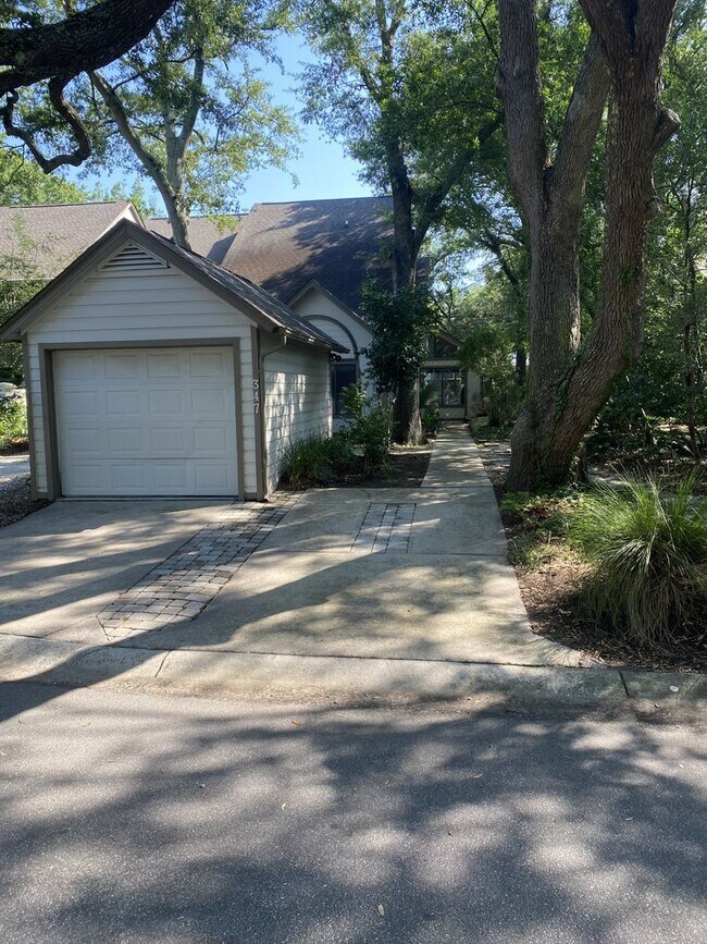 Building Photo - 3 bedroom / 2.5 bath Townhome – Spacious T...