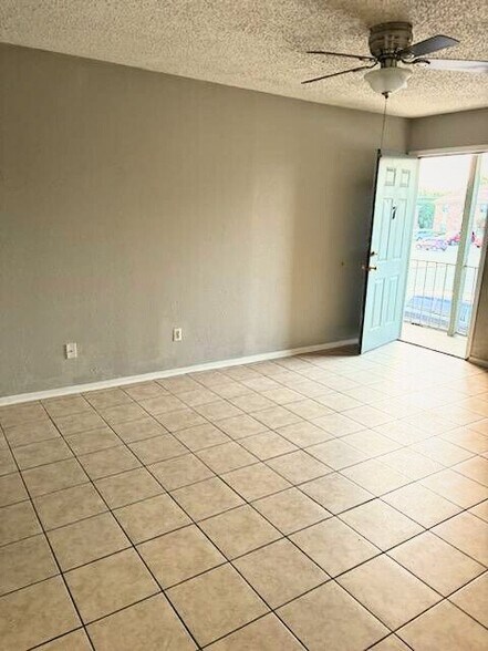 Building Photo - 505 Hackberry St