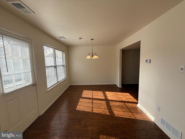 Building Photo - 131 Redwood Dr