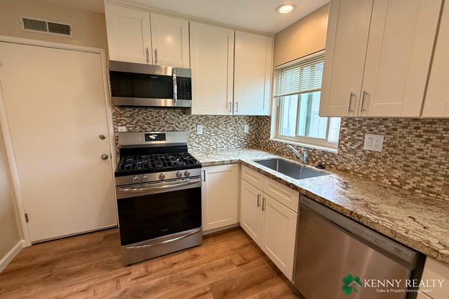 Building Photo - Remodeled 2 Bedroom Duplex with Private Ba...