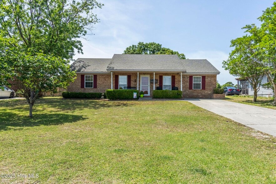 Exterior - 606 Manassas Dr