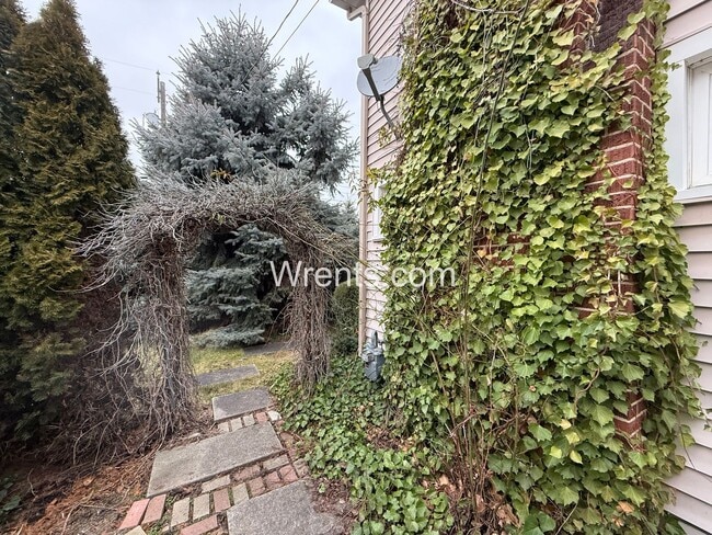 Building Photo - Beautiful 3 bed 2 bath updated home! Half off first months rent!