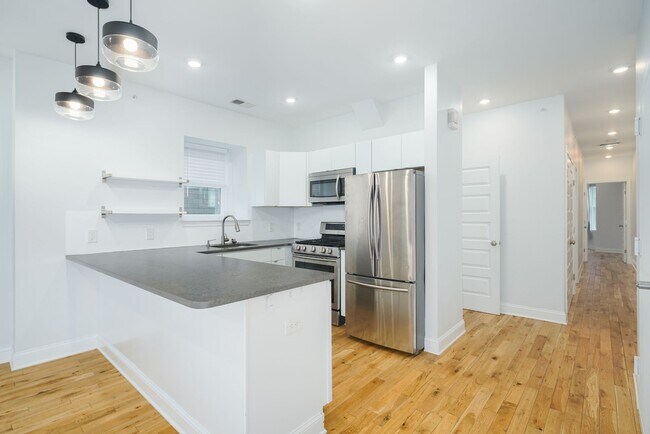 Building Photo - 4300 Larchwood Ave