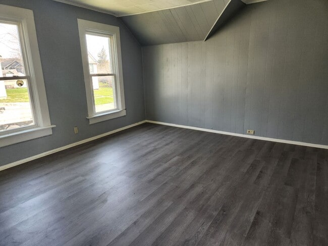 Building Photo - 2201 W 2nd St