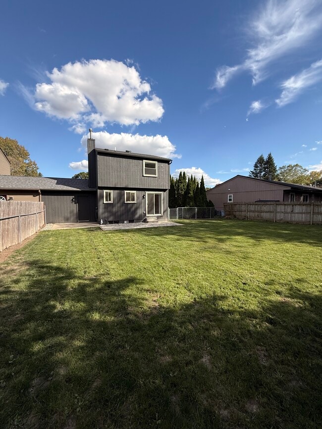 Building Photo - 827 Woods Ct