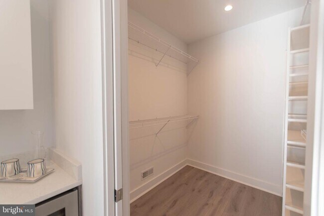 Building Photo - 105 Olive St