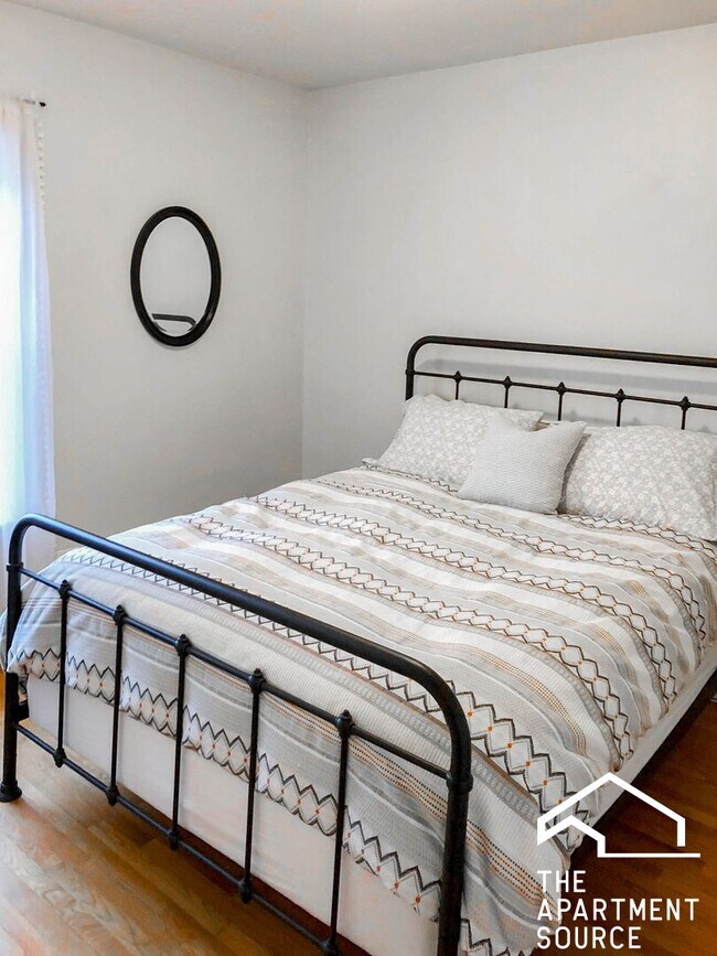 Building Photo - 4857 N Paulina St